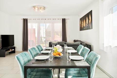 Communal lounge/ TV room, Living room, Seating area, Dining area