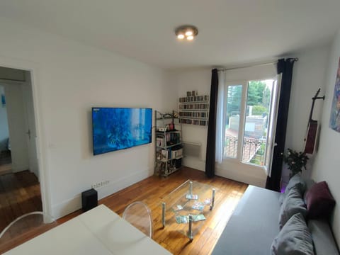 Bel appartement Paris Ouest sur cour proche métro Apartment in Saint-Cloud