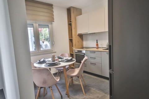 Kitchen or kitchenette, Dining area, dishwasher, minibar, pet friendly, stove