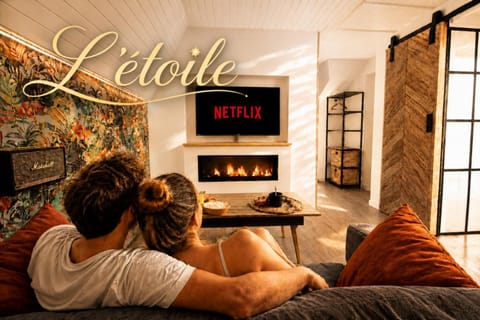 TV and multimedia, Seating area, Dining area, fireplace