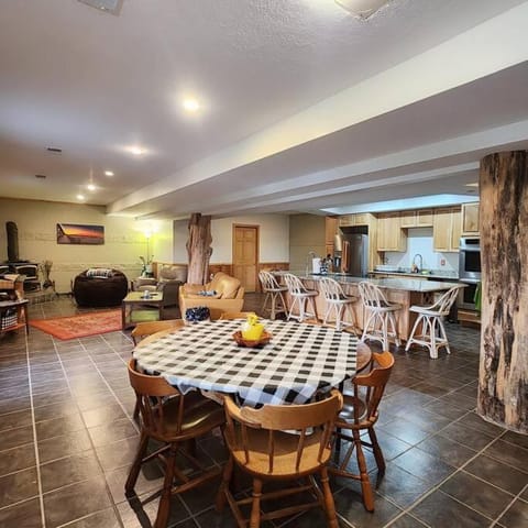 TV and multimedia, Kitchen or kitchenette, Living room, Food and drinks, Seating area, Dining area, Food