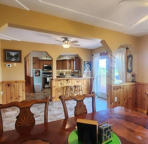 Kitchen or kitchenette, Seating area, Dining area