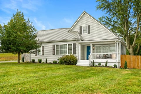 Shelbyville Farmhouse with Hot Tub, Fire Pit and Grill House in Indiana