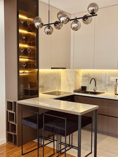 Kitchen or kitchenette, Dining area