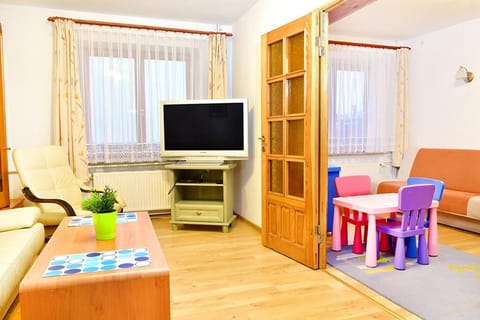 Communal lounge/ TV room, TV and multimedia, Living room, Seating area, Dining area, Evening entertainment