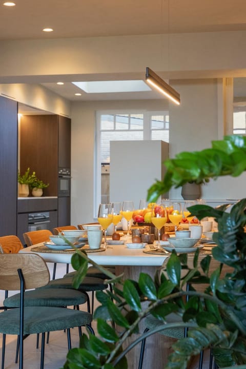 Unieke villa Catherine met frontaal zeezicht, parking sauna en strandcabine Cabin in De Panne