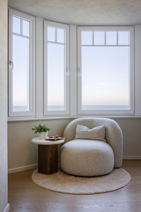 Unieke villa Catherine met frontaal zeezicht, parking sauna en strandcabine Cabin in De Panne