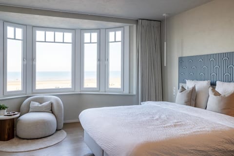 Unieke villa Catherine met frontaal zeezicht, parking sauna en strandcabine Cabin in De Panne
