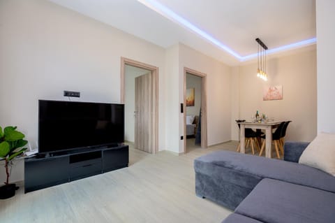 TV and multimedia, Living room, Seating area, Evening entertainment