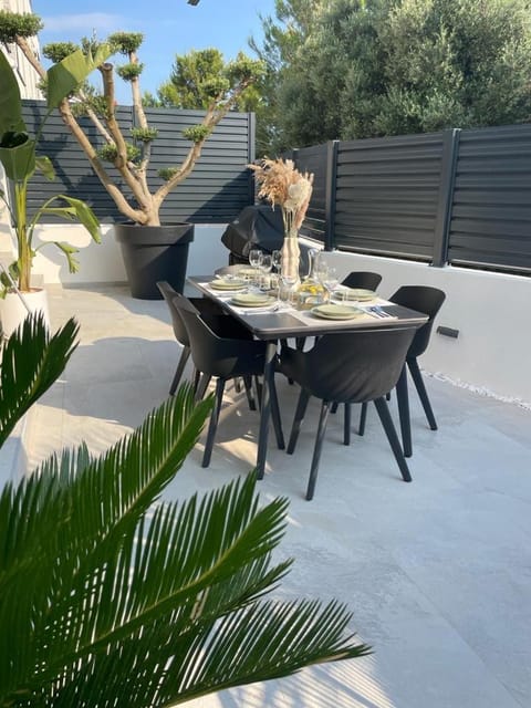 Property building, Seating area