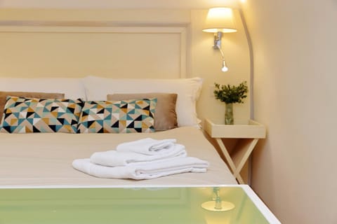Bed, Bedroom, towels