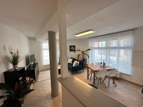 Communal lounge/ TV room, TV and multimedia, Living room, Seating area, Dining area