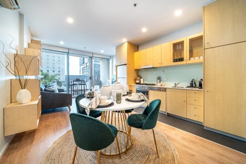 Kitchen or kitchenette, Dining area