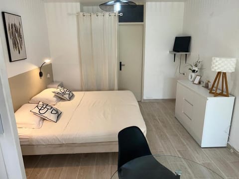 Bed, TV and multimedia, Photo of the whole room, Bedroom, wardrobe