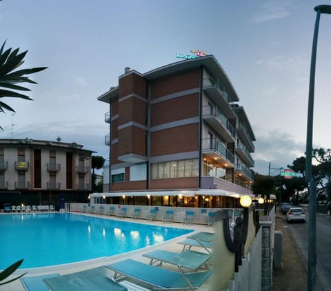 Facade/entrance, Facade/entrance, Garden, Decorative detail, Area and facilities, Swimming pool, Swimming pool