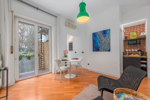 Kitchen or kitchenette, Living room, Seating area, Dining area