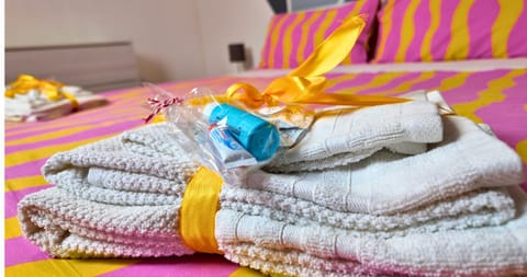 Bed, Bedroom, towels