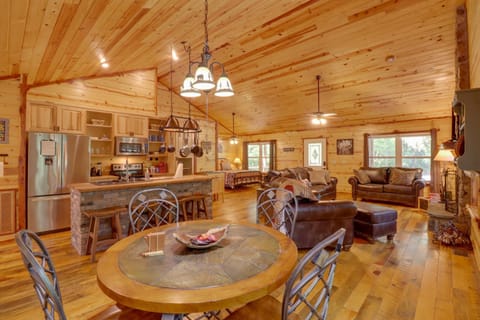 Romantic Mountain View Cabin Rental Near Downtown! Cabin in Mountain View