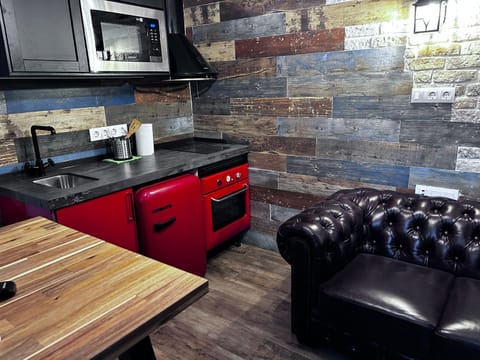 Kitchen or kitchenette, Living room, Seating area, minibar, pet friendly, stove