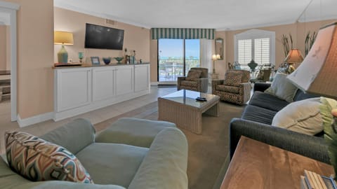 Inlet Reef 215 Spacious condo with complimentary seasonal beach service and great water views House in Destin