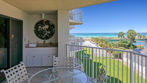 Inlet Reef 215 Spacious condo with complimentary seasonal beach service and great water views House in Destin