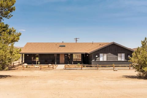 The Skyline Retreat - pool & spa House in Yucca Valley