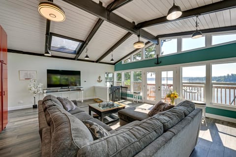 Private Beach at Waterfront Harstine Island Escape House in Puget Sound