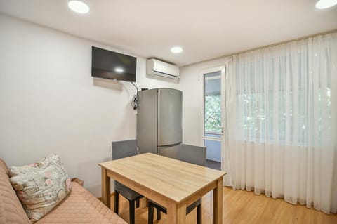 Communal lounge/ TV room, TV and multimedia, Kitchen or kitchenette, Living room, Dining area, air conditioner