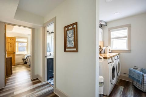 Riverside Relaxer w/Hot Tub+Fire Pit +Wifi & view House in Tennessee