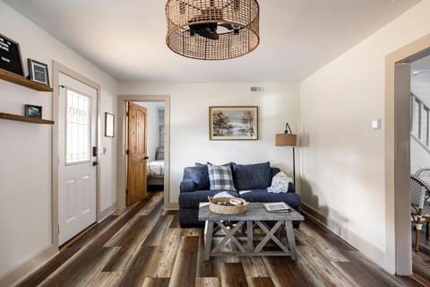 Riverside Relaxer w/Hot Tub+Fire Pit +Wifi & view House in Tennessee