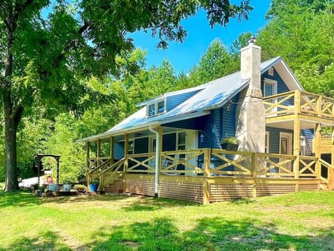 Riverside Relaxer w/Hot Tub+Fire Pit +Wifi & view House in Tennessee