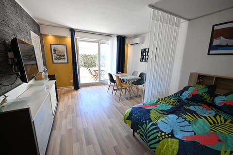 Communal lounge/ TV room, Bed, Bedroom