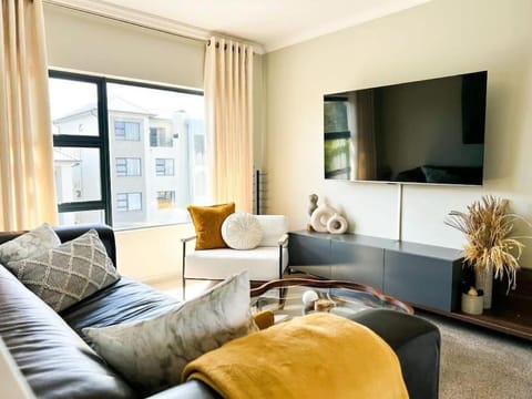 Communal lounge/ TV room, TV and multimedia, Living room, Seating area, Evening entertainment