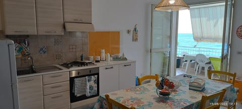 Kitchen or kitchenette, Sea view