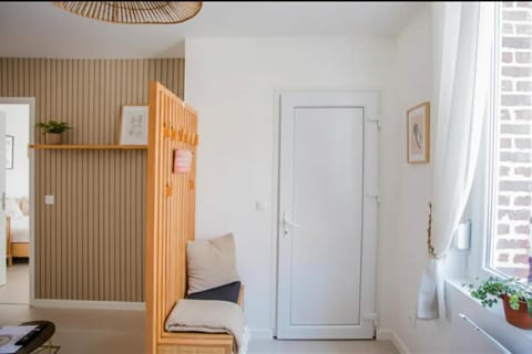 Idéal PRO & Couple - 2 Logements Thème Boho Chic RDC & Dandy 1er étage - Quartier Calme - Jardin - WIFI HD - Smart TV - Parking Gratuit - Proche Centre & Transports - Ask Home Apartment in Valenciennes