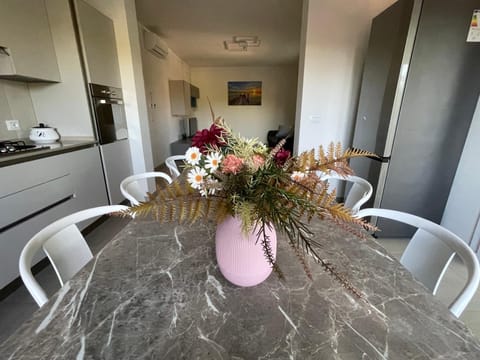 Dining area, kitchen