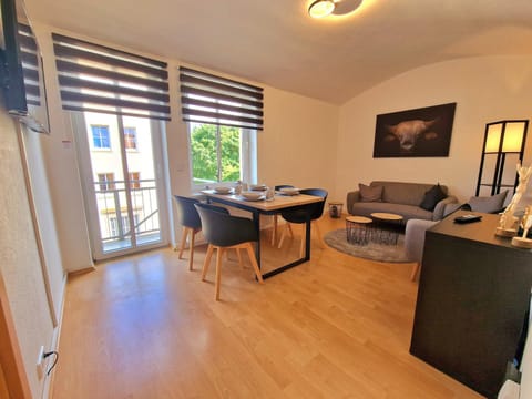 TV and multimedia, Living room, Seating area, Dining area