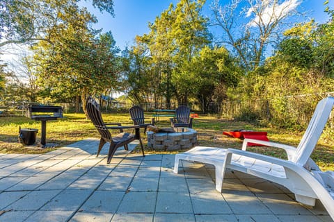 Patio, Natural landscape, BBQ facilities, Garden, Seating area, Garden view, fireplace, sunbed