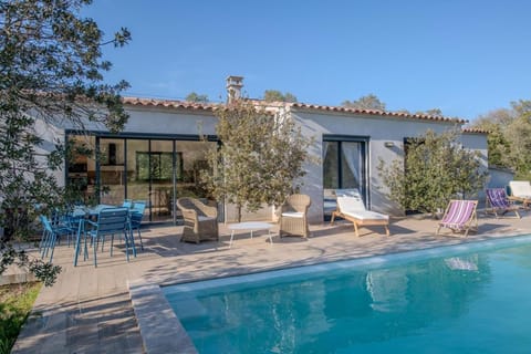 Property building, Garden, Swimming pool