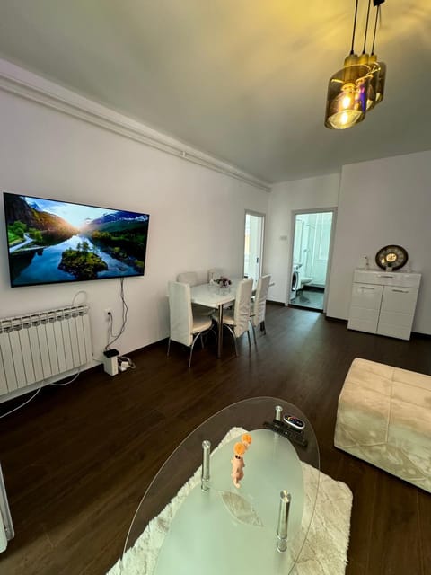 TV and multimedia, Living room, Seating area, Dining area