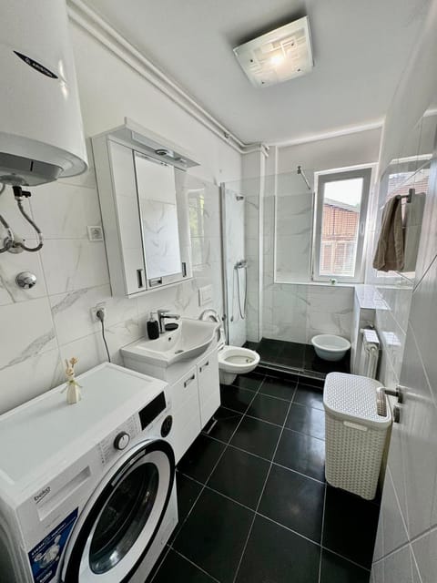 Shower, Toilet, Bathroom, towels, washing machine