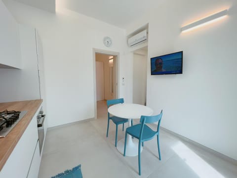 TV and multimedia, Living room, Seating area, Dining area, pet friendly, stove, air conditioner