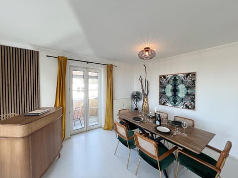 Kitchen or kitchenette, Living room, Seating area, Dining area