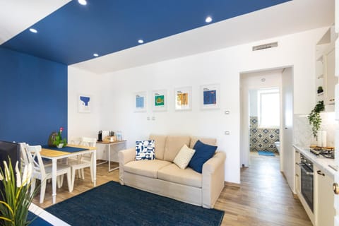 Seating area, Dining area, minibar
