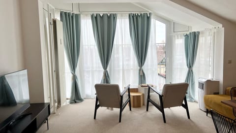 Communal lounge/ TV room, Living room, Seating area, Evening entertainment