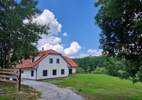 Property building, Facade/entrance, Day, Natural landscape, Garden, Garden view, Landmark view