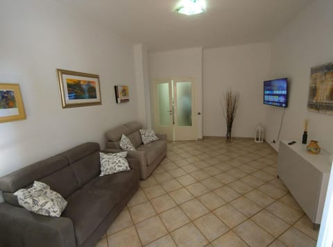 TV and multimedia, Living room, Seating area, air conditioner