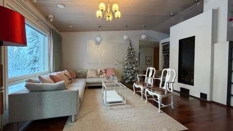 Nordic Villa in Rovaniemi with a Private Sledding Hill, Sauna & Cozy Family Stay Villa in Rovaniemi