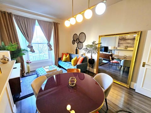 TV and multimedia, Living room, Seating area, Dining area