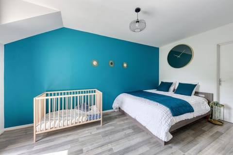 Bed, Photo of the whole room, Bedroom, cot